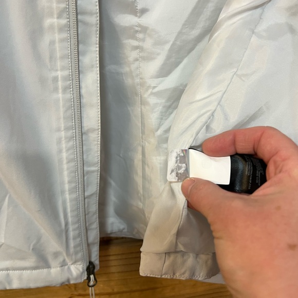 The North Face Women's Jacket in Light Gray - Picture 6 of 7